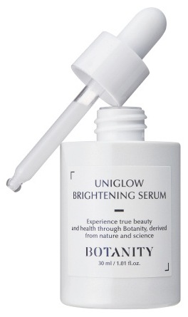 스포이트를 병 입구에 기대어 놓은 유니글로우 브라이트닝 세럼 병 — 라벨 UNIGLOW BRIGHTENING SERUM, BOTANITY, 30 ml / 1.01 fl.oz.