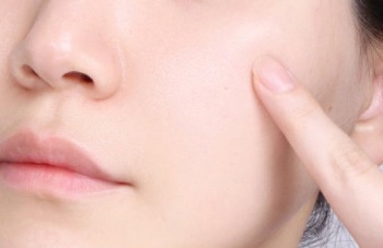 사용 전 — 볼과 입가 근접 사진, 손가락으로 볼을 누르고 있다